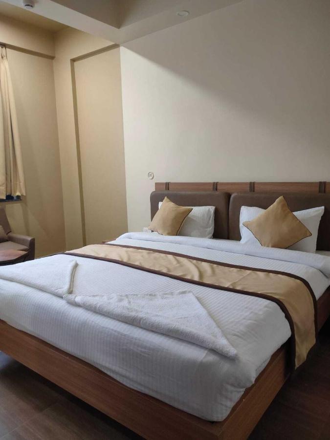 Hotel The Golf 1 Lucknow Exteriör bild