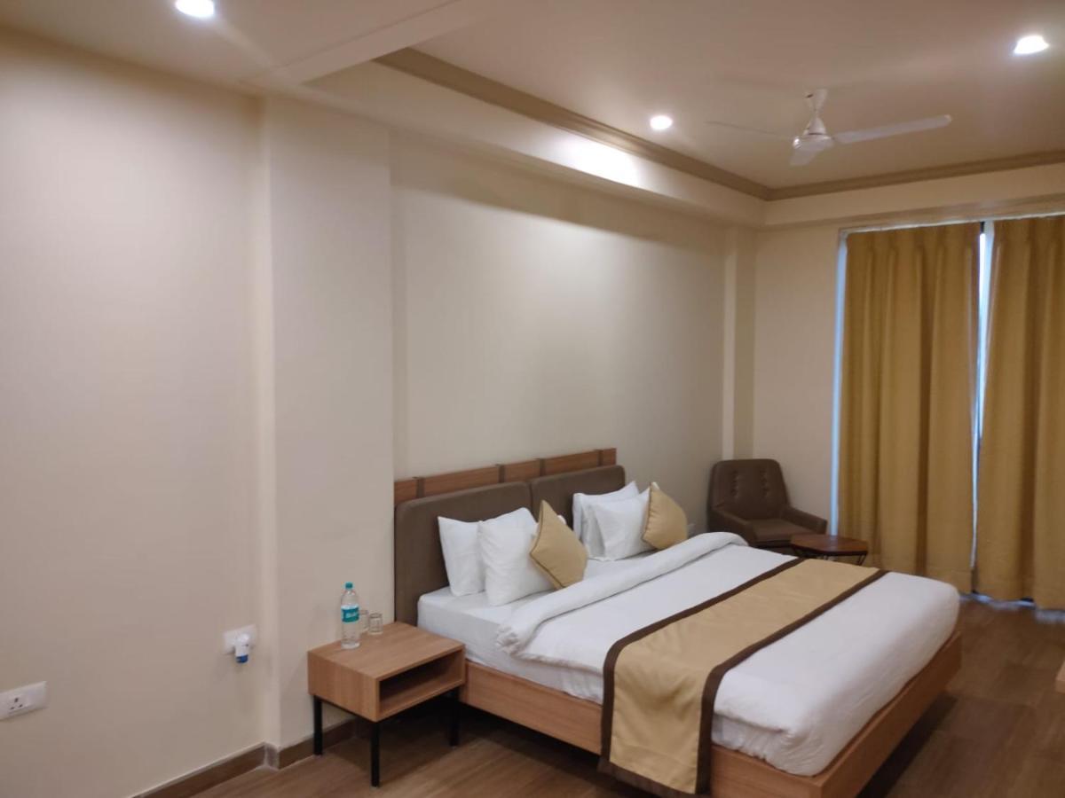 Hotel The Golf 1 Lucknow Exteriör bild