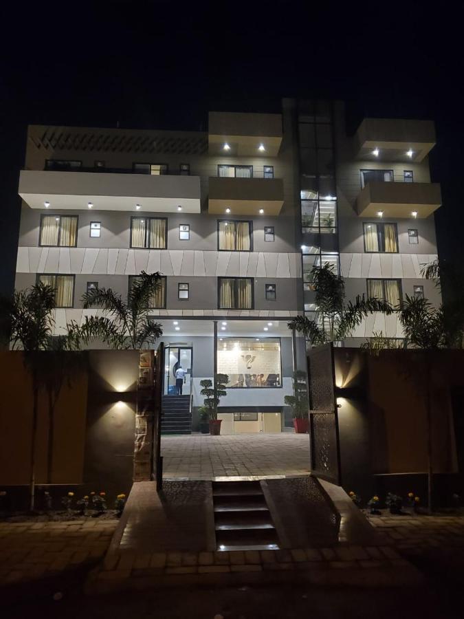 Hotel The Golf 1 Lucknow Exteriör bild
