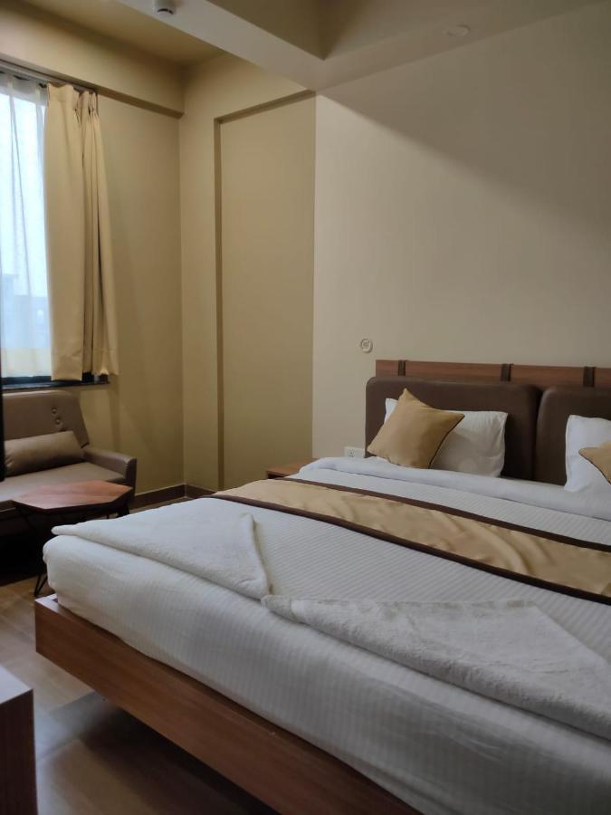 Hotel The Golf 1 Lucknow Exteriör bild