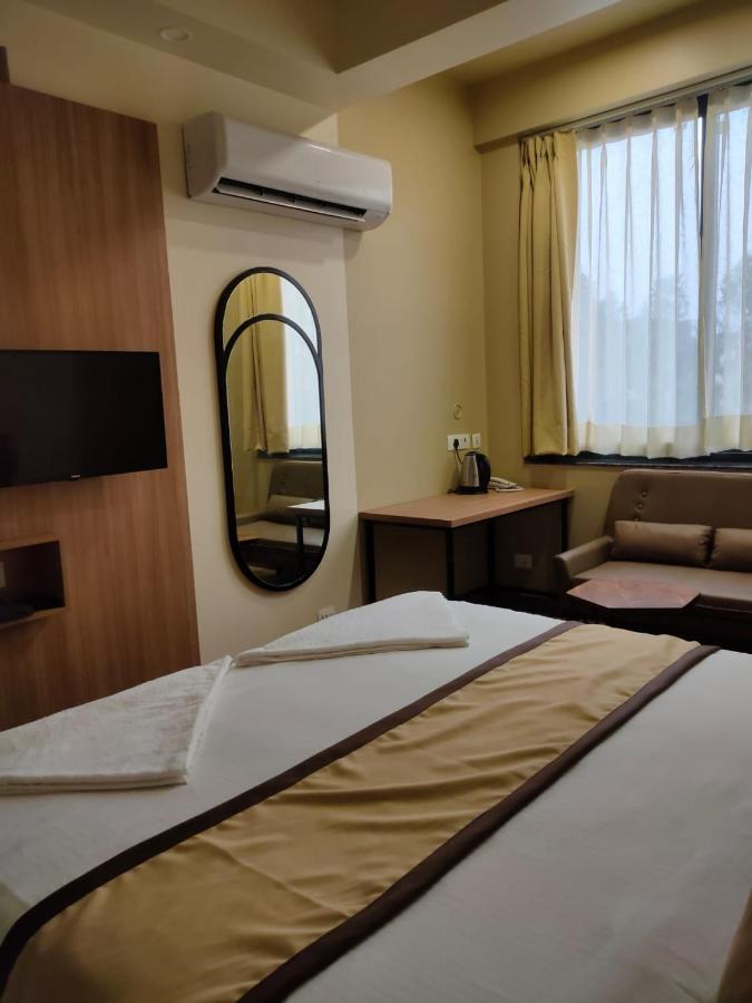 Hotel The Golf 1 Lucknow Exteriör bild