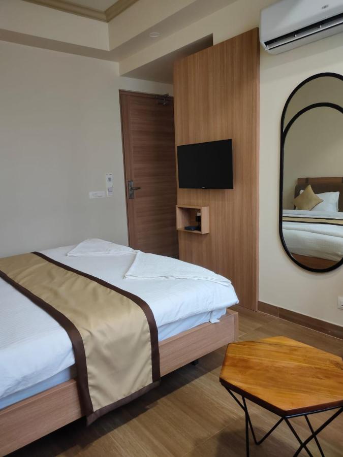 Hotel The Golf 1 Lucknow Exteriör bild